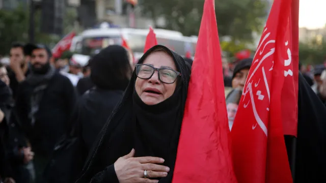 Cortejo fúnebre de Ali Khamenei desfila pelas ruas de Teerão