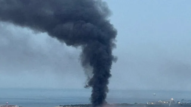Fogo em loja chinesa em AlgÃ©s. Chamas e fumo veem-se a quilÃ³metros