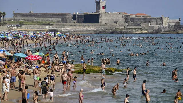 
                    Calor aumenta ligações para o SNS 24 em 33% na 1.ª semana de julho
                
