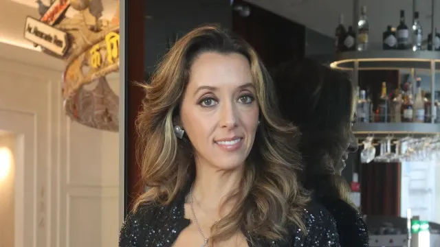 
                    Marta Rangel vive susto na praia. Desconhecido aproximou-se da filha
                