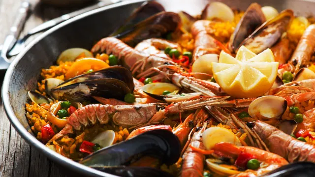 Paella Ã  portuguesa. A versÃ£o da receita espanhola que fica ainda melhor