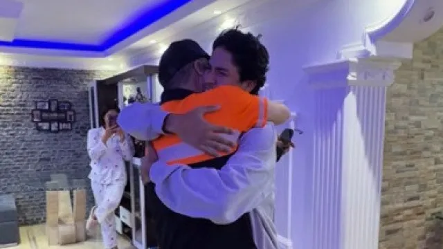 
                    Reencontro entre jovem que esteve 106h nos escombros e equipa que o tirou
                