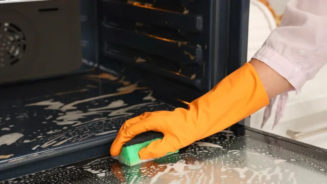 
                    A mistura com 3 ingredientes que deixa o interior do forno a brilhar
                