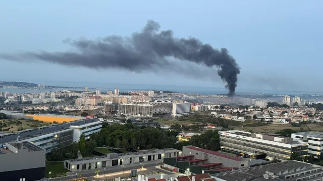 Fogo em Carnaxide obrigou a fechar posto de combustÃvel: O que se sabe
