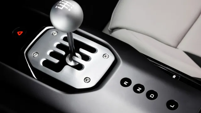 Caixa automÃ¡tica "disfarÃ§a-se" de manual no novo Ferrari V12. Como?