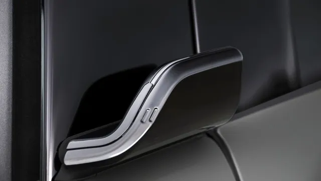 
                    O novo BMW tem puxadores de portas, mas não onde pode pensar
                