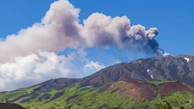 
                    Aeroporto de Catânia levanta todas as restrições devido ao Etna
                