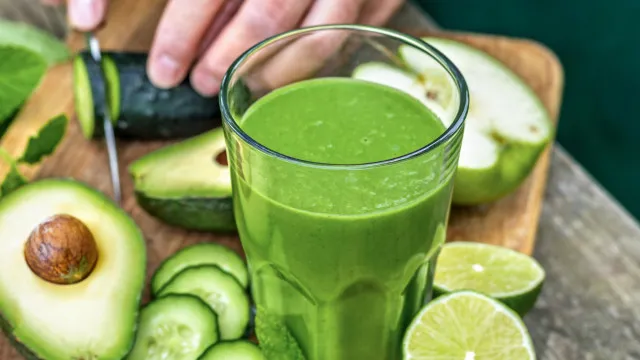 Cardiologista revela as 5 bebidas saudáveis que nunca ingere