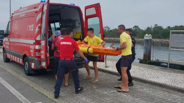 
                    Homem resgatado a bordo de embarcação de pesca a norte de Aveiro
                