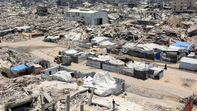 
                    40 mil funcionários públicos de Gaza pedem proteção após queda do Governo
                