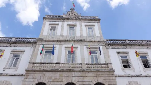 
                    Ex-vereadora do Chega assumiu funções em escola à qual o município aderiu
                
