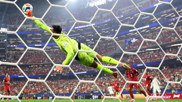 
                    Imagens da dupla defesa de Diogo Costa no Portugal-Espanha correm mundo
                
