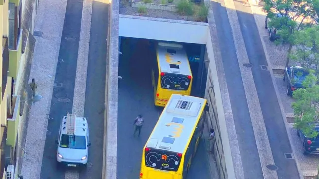 
                    Acidente com autocarro no Cacém faz dois mortos e 16 feridos ligeiros
                