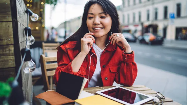 Há cada vez mais pessoas a usar auriculares com fios. Explicamos porquê