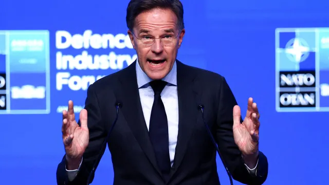 
                    NATO anuncia contratos de armamento de 