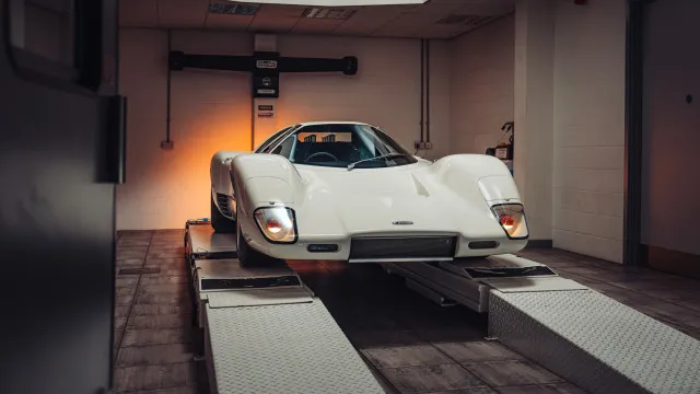 
                    McLaren recriou carro dos anos 1960 numa homenagem às suas origens
                