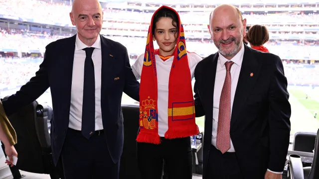 RosalÃa celebra vitÃ³ria de Espanha contra Portugal com... cuecas festivas
