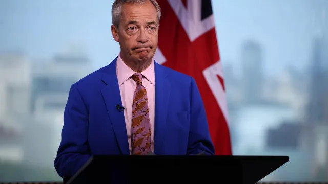 
                    Nigel Farage demite-se de deputado e recandidata-se 