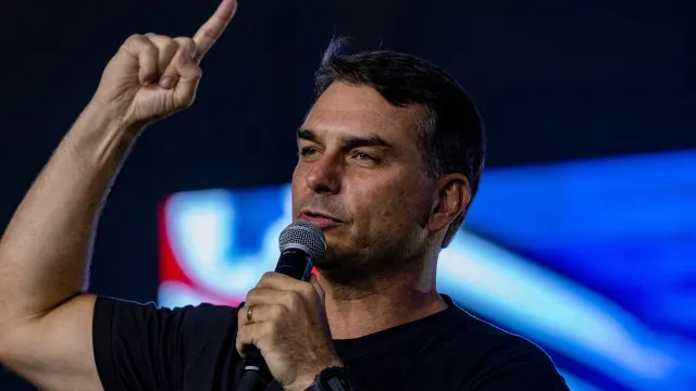 
                    Flávio Bolsonaro chamado a depor em investigação por calúnia contra Lula
                