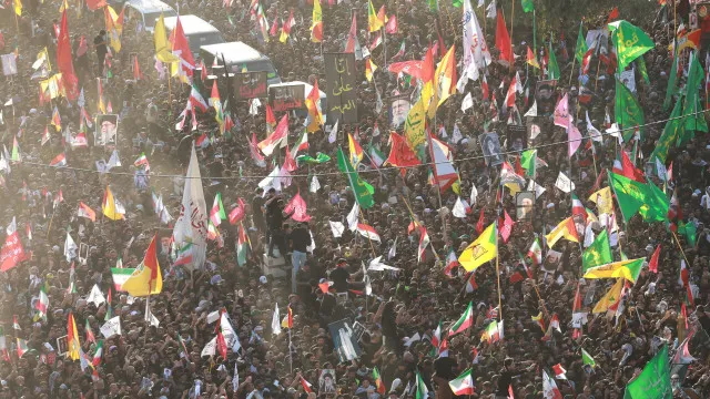 
                    Restos mortais de Khamenei chegam a Najaf para cortejo fúnebre no Iraque
                