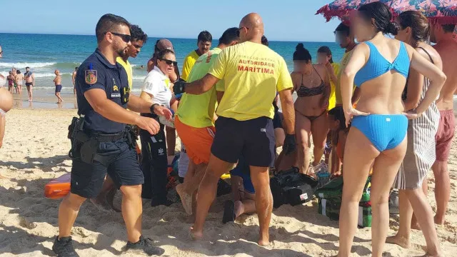 
                    Idoso reanimado em praia do Algarve após afogamento
                