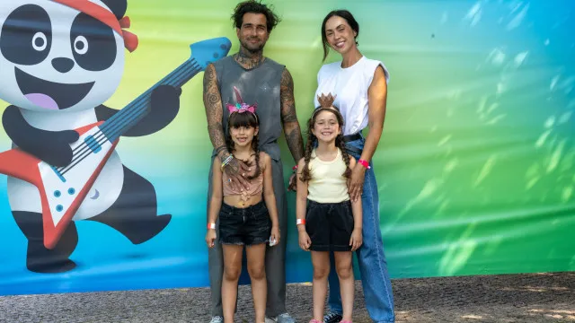 
                    Famosos levam filhos aos Festival Panda. As imagens em família
                
