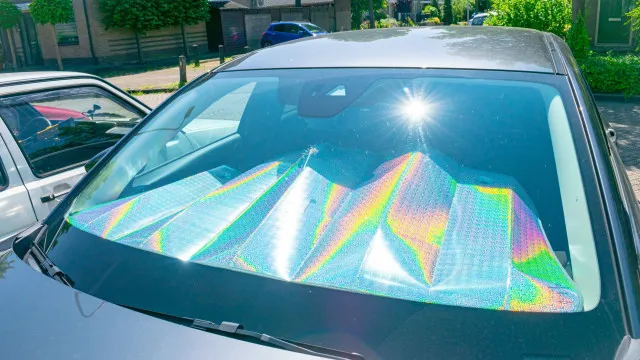 
                    Poucos minutos de exposição ao sol podem deixar carro 