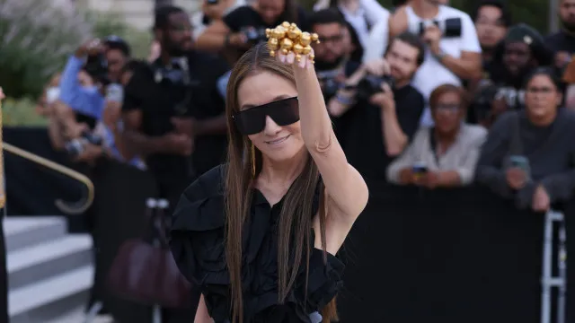 Sim, tem mesmo 77 anos! Vera Wang impressiona na Paris Fashion Week