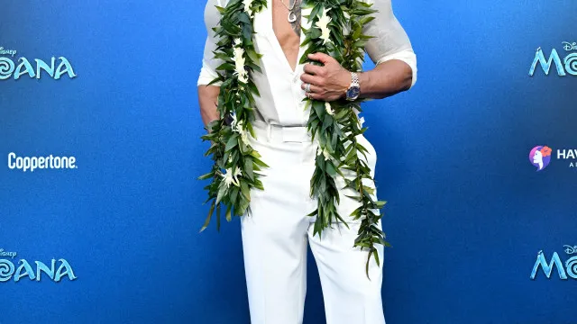 Dwayne Johnson em raro momento pÃºblico com 3 filhas, mulher e 'ex'