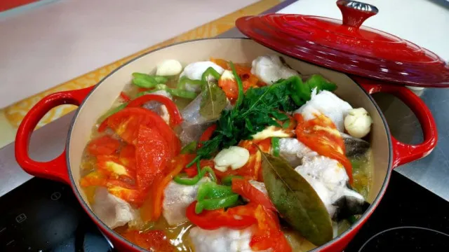 
                    Que delícia! Receita de caldeirada de peixe do chef Vitor Gonçalves 
                