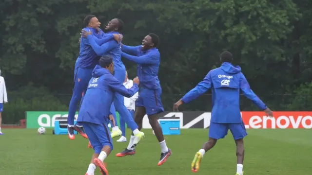 'Olés' e golo artístico de Mbappé. O treino de França antes dos 'quartos'
