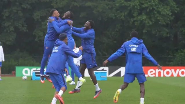 'Olés' e golo artístico de Mbappé. O treino de França antes dos 'quartos'