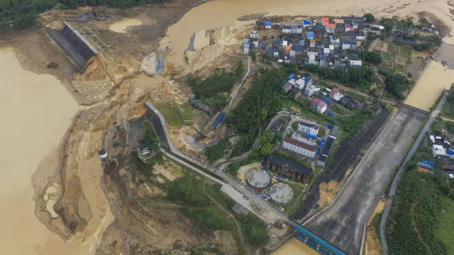 Cheias na China libertam 900 serpentes, incluindo cobras venenosas