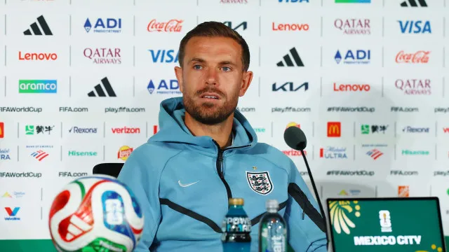 InglÃªs Jordan Henderson operado ao braÃ§o esquerdo
