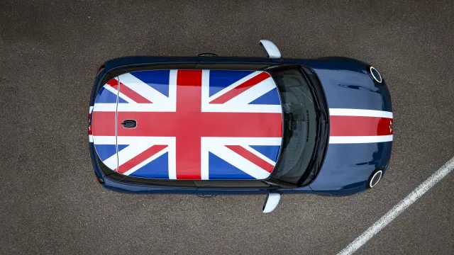 
                    MINI homenageia as suas raízes com esta edição especial do Cooper
                