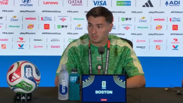 
                    Discussão entre jornalistas pausa conferência e reação de Brahim diz tudo
                