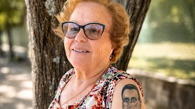 LÃºcia tem 70 anos e fez agora a sua primeira tatuagem. "Nunca Ã© tarde"