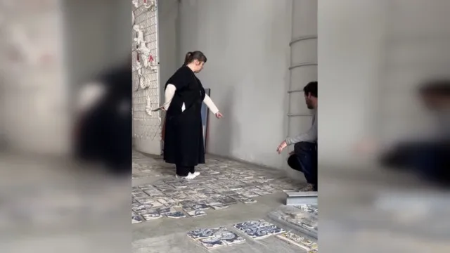 
                    Associação quer saber origem de azulejos usados por Joana Vasconcelos
                