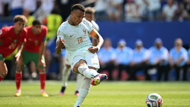 
                    Veia goleadora de Mbappé e Dembélé 'apagam' Marrocos rumo às meias finais
                