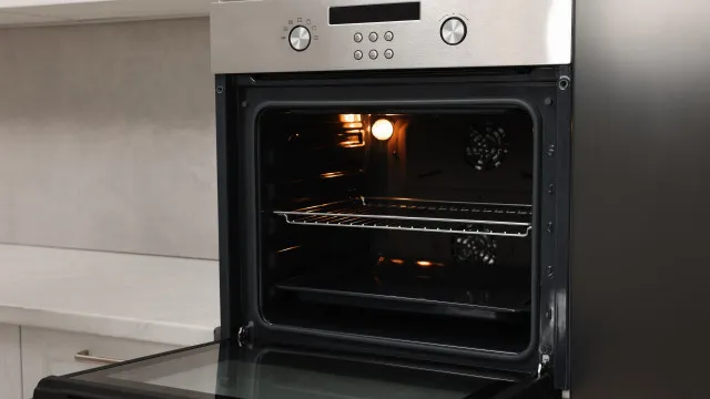 Como limpar as grelhas do forno de forma natural (e sem esfregar muito)