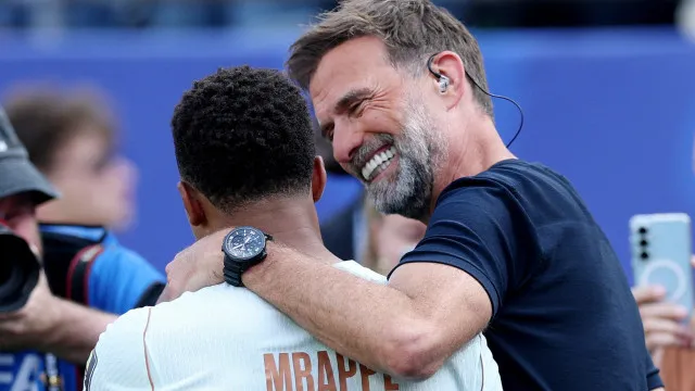 "NÃ£o podÃamos ser vistos". Klopp e MbappÃ© revelam reuniÃ£o em jato privado