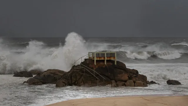 
                    Fim de semana à porta com (alguma) chuva e trovoada. O que esperar?
                