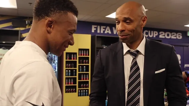 Henry foi ao balneÃ¡rio da seleÃ§Ã£o de FranÃ§a e pormenor saltou Ã  vista