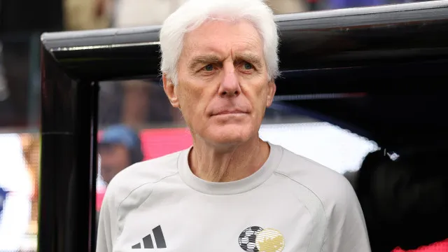 
                    Oficial: África do Sul confirma saída do selecionador Hugo Broos
                