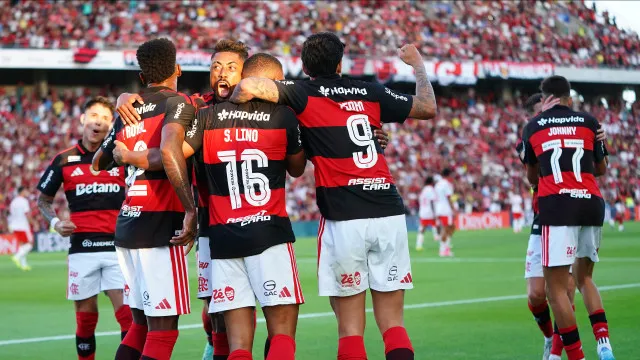 
                    Caldo entornado, Prestianni ao barulho e postes. Benfica perde particular
                