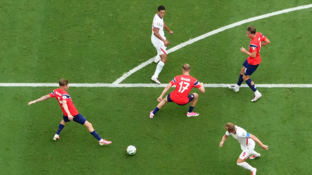 EM DIRETO: Inglaterra dá a volta ao marcador e já vence