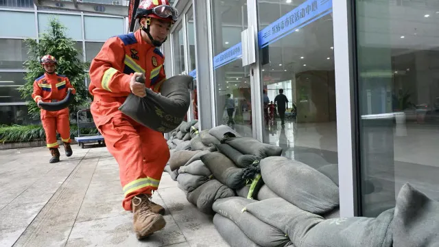 
                    Tufão Bavi atinge leste da China (1,7 milhões de pessoas foram retiradas)
                