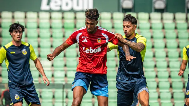
                    Rio Ave vence 'ensaio' frente a Arouca com golo do reforço Samuel Alves
                
