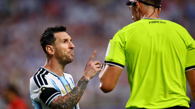 Messi explode contra árbitro português; veja as fotos da discussão