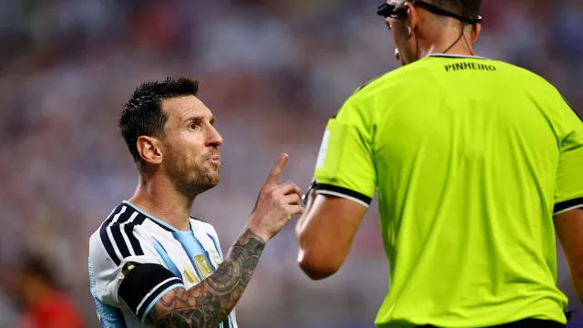 
                    Dedo em riste e a pedir 